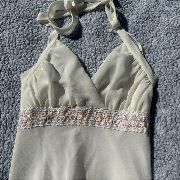 White Flowy Mid-length Dress with Sequence and Lace Detailing - Size Medium - Picture 7 of 13